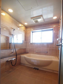 浴室は窓付きの１８２２サイズでゆとりのあるサイズです