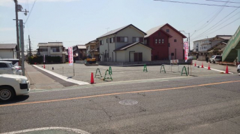 県道より全景を見渡す