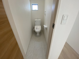 2階部分のトイレになります。こちらも温水洗浄便座のため、冬場でも安心です。