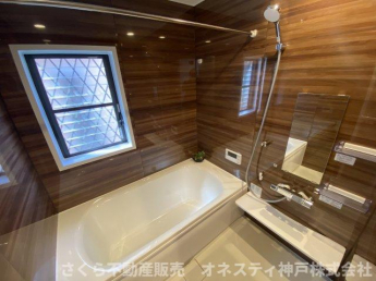 高級感のあるデザインのお風呂♪窓があるので喚起良好となっております！