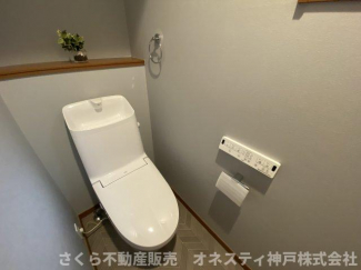 1階トイレとなっております。温水洗浄便座ですので、寒い冬でも温かく過ごしていただくことができます。