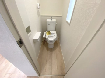 【1階トイレ】ゆったり広々空間となります。