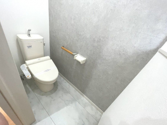 1階トイレとなっております。手すりが付いていますので、お年寄りの方にも安心して使っていただけます！
