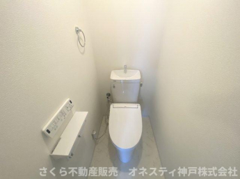 ゆったりとした空間のトイレです。温水洗浄便座となっております。

