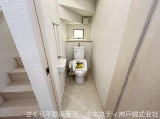 1階部分のトイレになります。温水洗浄便座なので冬場でも安心です。