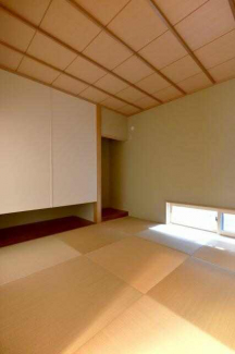 琉球畳の和室です。灯り取りの窓には障子が付きます！
