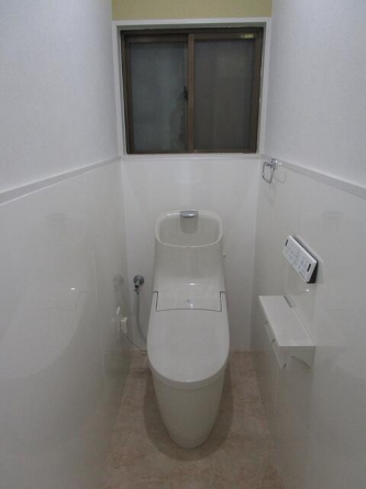 ピッカピカの温水洗浄便座付きのトイレです。（ＣＦ・クロス張替
