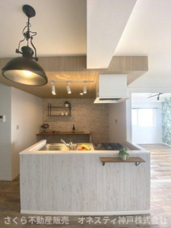 キッチンは可愛らしいデザインで、３口ガスコンロで料理がしやすい仕様です！