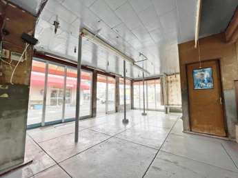 錦之町東２丁　２階建６６．０１㎡　路面店　ロードサイド　前面ガラス戸の画像