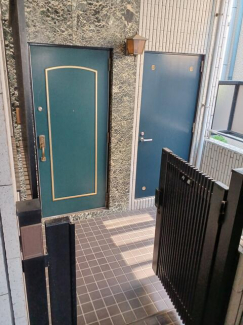 ポーチ　玄関扉横メーターボックスに多少の収納スペース