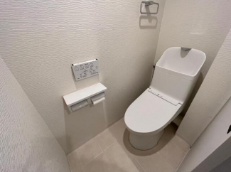 スタイリッシュな温水洗浄便座のトイレです。