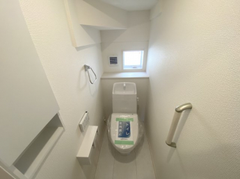 1階部分のトイレになります。収納と手すりがついており大変便利です。