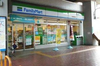 ファミリーマート南海湊駅前店まで244m