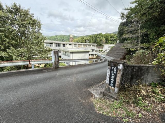 八幡浜市立双岩小学校まで550m