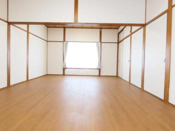 ２階の１２帖の洋室です。収納も沢山で広々としたお部屋です。