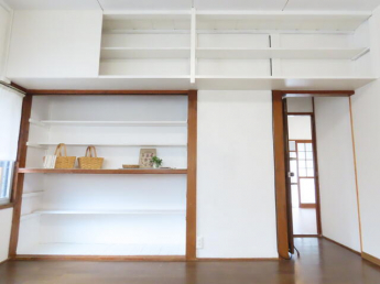 キッチン収納です。壁一面の収納で、沢山収納出来ます。