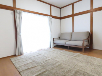 和室の畳からフローリングへ張り替えを行っています。写真に写っ