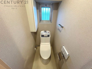 温水洗浄便座付トイレは温水洗浄機能により、暖かい水でおしりを洗浄することができ、冷たい水を使う従来の便座に比べ、温水洗浄機能で暖かいトイレを提供し、快適な使用を可能にします。