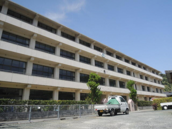 八幡浜市立神山小学校まで1002m