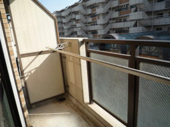 開放的で明るい空間を演出してくれるバルコニーです