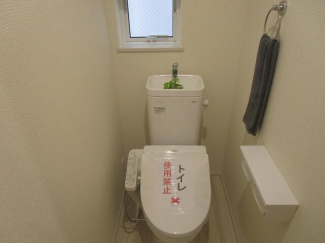 １階のトイレ：温水洗浄便座付きのトイレです。窓のあるトイレで