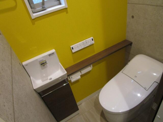 ２階のトイレ：高機能なタンクレストイレです。手洗いも付いてい