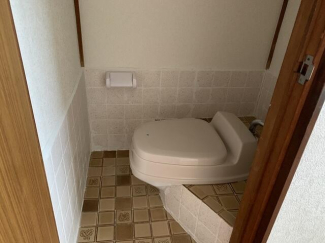 和式トイレに簡易洋式便座を置いています。