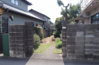 前面道路から見た玄関の写真です。