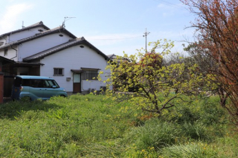 お家の隣には、畑があります（310㎡）。家庭菜園などもできます。