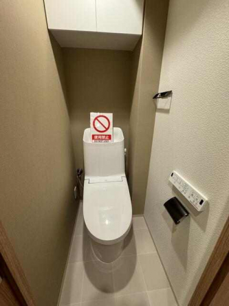 高機能トイレの上部にはとても便利な吊戸棚付！