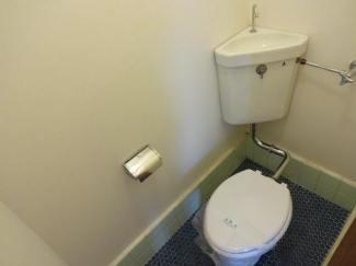 トイレには温水洗浄便座が付きます
