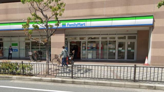 ファミリーマート近鉄若江岩田駅前店まで390m