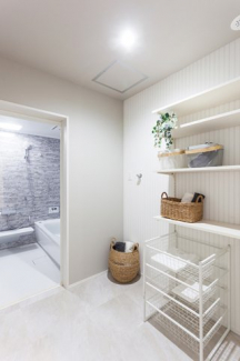風呂場は窓無しでお掃除楽々。断熱性能も良く、ヒートショックなどを予防。