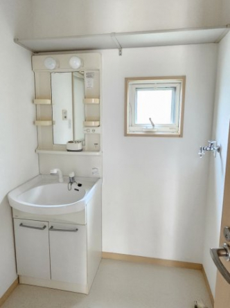 シャワー付き洗面台！窓があるので換気しやすいです。上部に棚もあって便利！