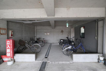 雨に濡れない地下駐輪場付きだから自転車の置き場所に困りません