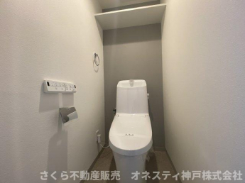 清潔感のあるトイレは落ち着いた色合いです