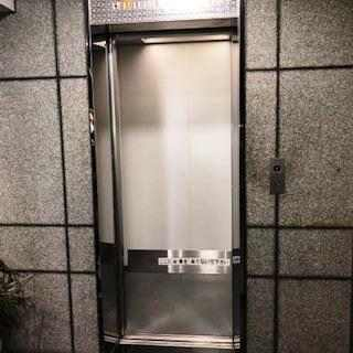エレベーターは９人乗りです
