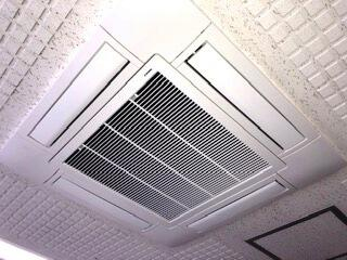天井埋め込み型エアコン（２台）完備