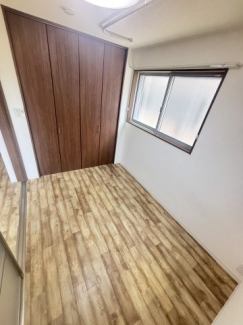 フローリングだから生活しやすい。カーペット等敷いて自分好みのお部屋にアレンジも可能☆
