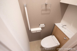 落ち着いた色調のトイレです