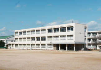 天満小学校。約７００名の児童が在籍する小学校。休み時間には賑やかな声で活気溢れています。まで1140m