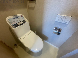 温水洗浄便座付トイレは温水洗浄機能により、暖かい水でおしりを洗浄することができ、冷たい水を使う従来の便座に比べ、温水洗浄機能で暖かいトイレを提供し、快適な使用を可能にします。