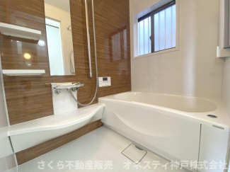 浴室乾燥機付きのバスルームはホテルライクなデザインでボトルラックもあります