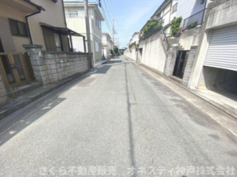 前面道路が広いので車の出し入れもラクラク