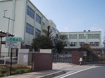 老上小学校まで1831m