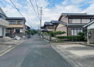 正面にある道路です。狭すぎず、車の通りに心配要りません。