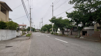 桜並木の16ｍ道路に面する角地です　≪更地渡し≫