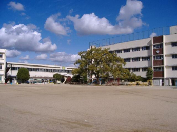 和泉市立南池田小学校まで1653m