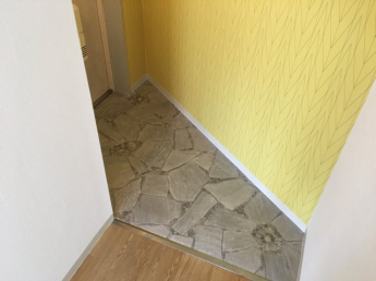 【参考写真】
少し変わった形の玄関ですが、狭くはないです。