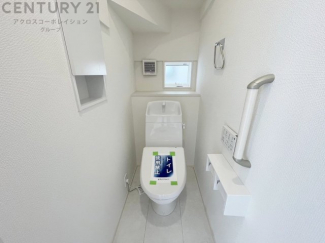 温水洗浄便座付トイレは温水洗浄機能により、暖かい水でおしりを洗浄することができ、冷たい水を使う従来の便座に比べ、温水洗浄機能で暖かいトイレを提供し、快適な使用を可能にします。